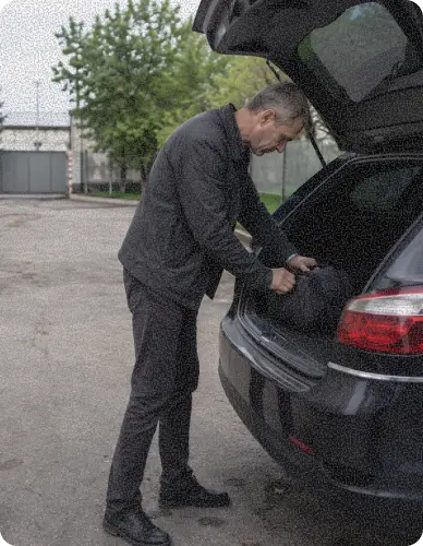 водитель помогает убрать багаж