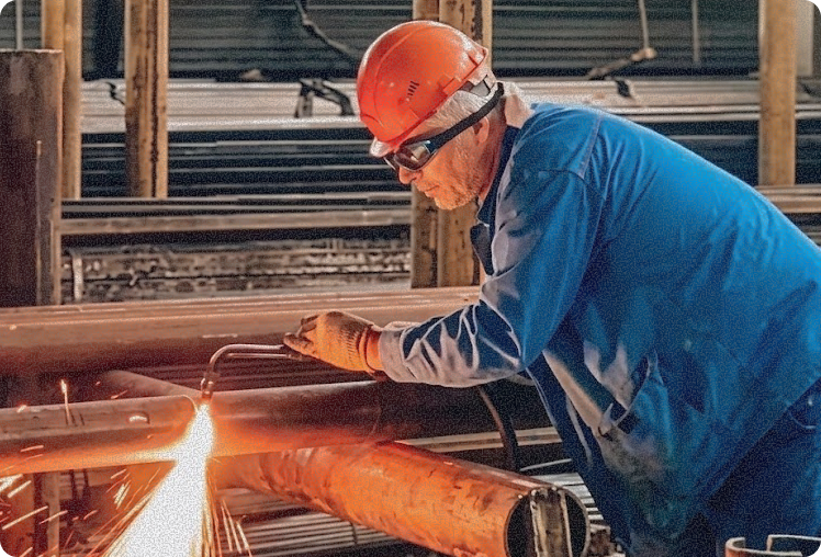 газорезчик выполняет сварочные соединения
