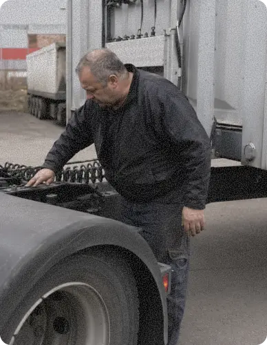 водитель проверяет грузовик