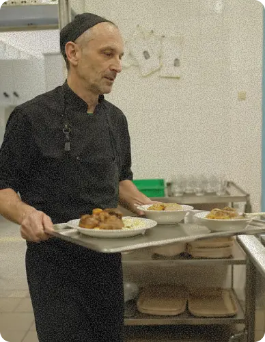 повар на раздаче