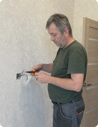 электрик делает розетки