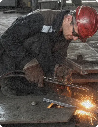 Газорезчик выполняет ремонтные работы