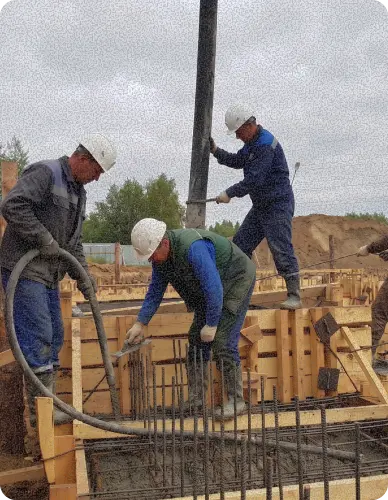 строители на стройке работают